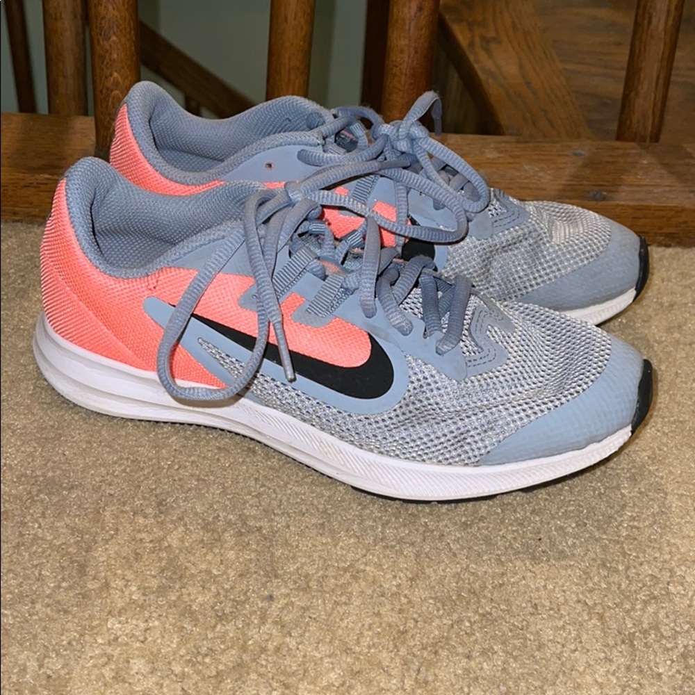 Nike girls shoes size 4y. Excellent condition.